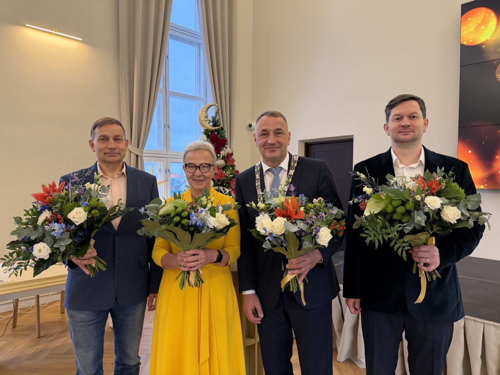 Võru linnavalitsuse koosseis vasakult Sixten Sild, Kersti Kõosaar, Kalvi Kõva, Imre Mokrik.jpeg