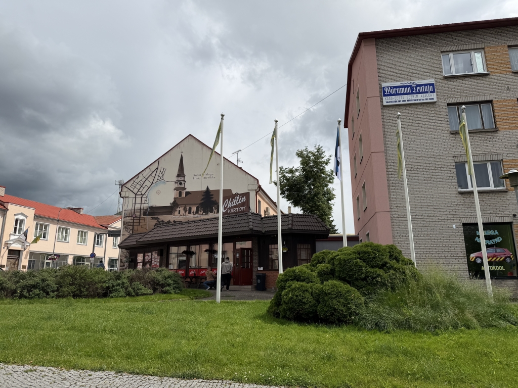 Sõpruslinnade lipuväljak Võrus.jpeg